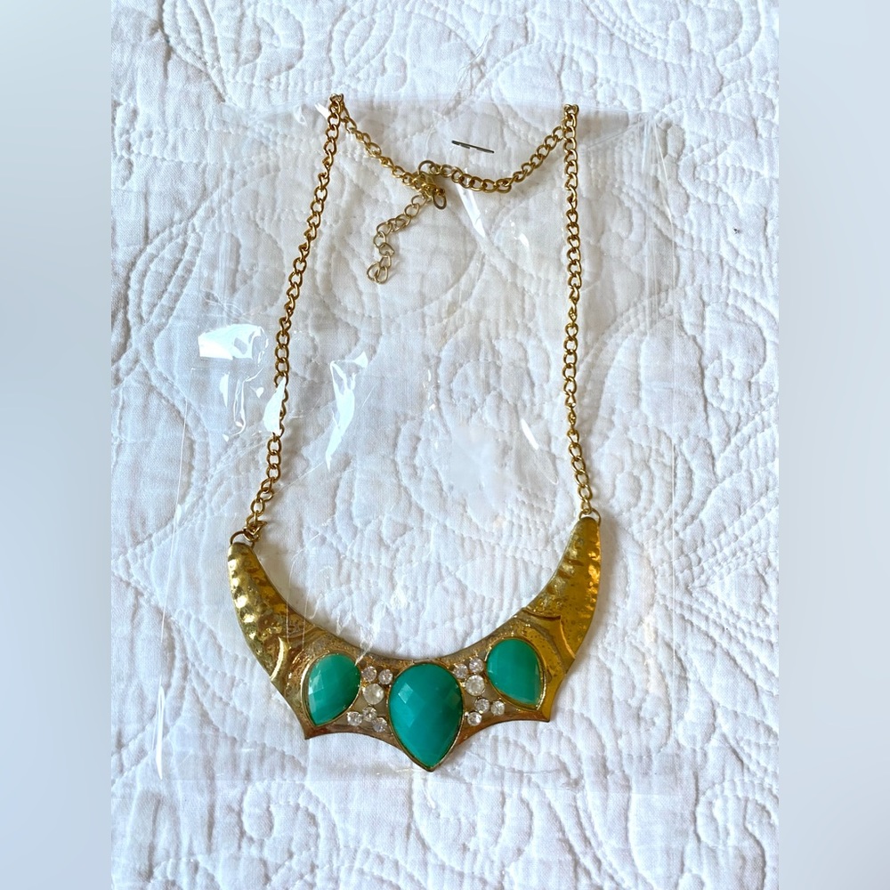 NIB jade bead gold colored necklace